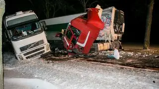 Na tył jadącej wolno cysterny najechała ciężarowa scania