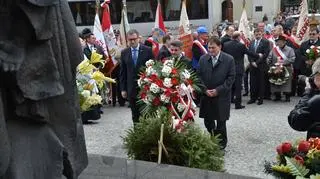 Pielgrzymi złożyli kwiaty pod pomnikiem Jana Pawła II w Kaliszu