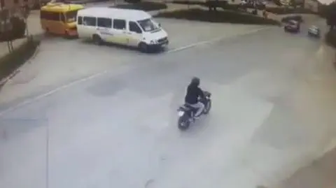 Na przejściu dla pieszych uderzył w nią motocyklista