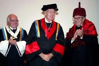 Valery Giscard d'Estaing otrzymuje tytuł doktora honoris causa w dziedzinie prawa na Uniwersytecie Lusiada w Porto, Portugalia, 03 października 2007 r.