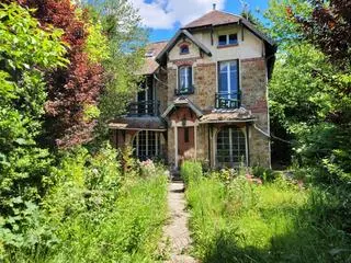 Dom znajduje się w podparyskiej miejscowości Saint-Remy-les-Chevreuse
