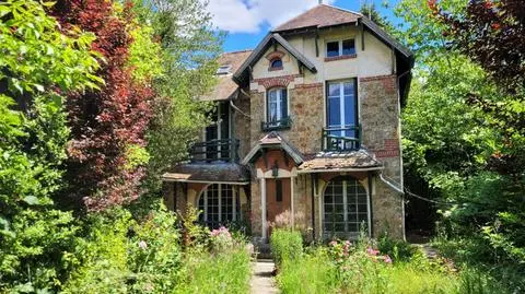 Dom Skłodowskiej-Curie znajduje się w podparyskiej miejscowości Saint-Remy-les-Chevreuse