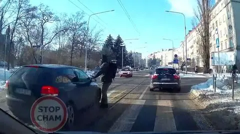 Przejechał pieszemu po stopach. Wyszedł z auta i szukał zarysowań na karoserii