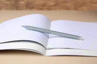 Zauważyła, że długopis ma gumkę (zdjęcie ilustracyjne) 