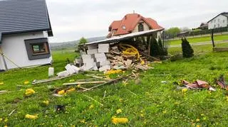 19-latek wjechał na prywatną posesję i wjechał we wiatę