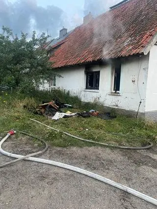 Strażacy wynieśli ze środka mężczyznę