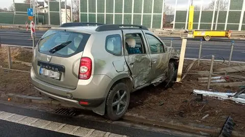 Zderzenie dwóch aut na S8, jedno wpadło na pojazdy służby drogowej i barierki