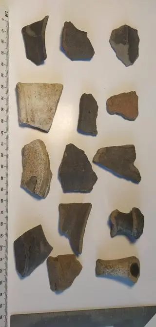Przy okazji znaleziono też, bo pochodzące z XVIII-XIX wieku, fragmenty ceramiki naczyniowej