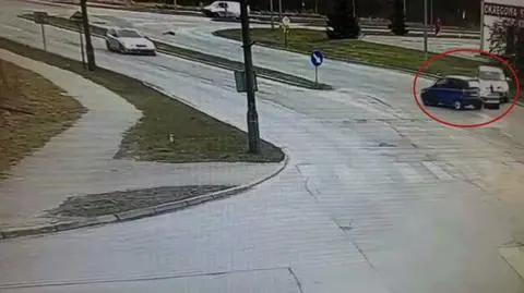 Ściął dwa znaki drogowe, słupki i uderzył w latarnię. Kierowca miał 77 lat i 1,7 promila