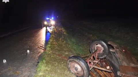 Od ciągnika odpiął się wóz z drewnem. Nie żyje mężczyzna, który na nim siedział