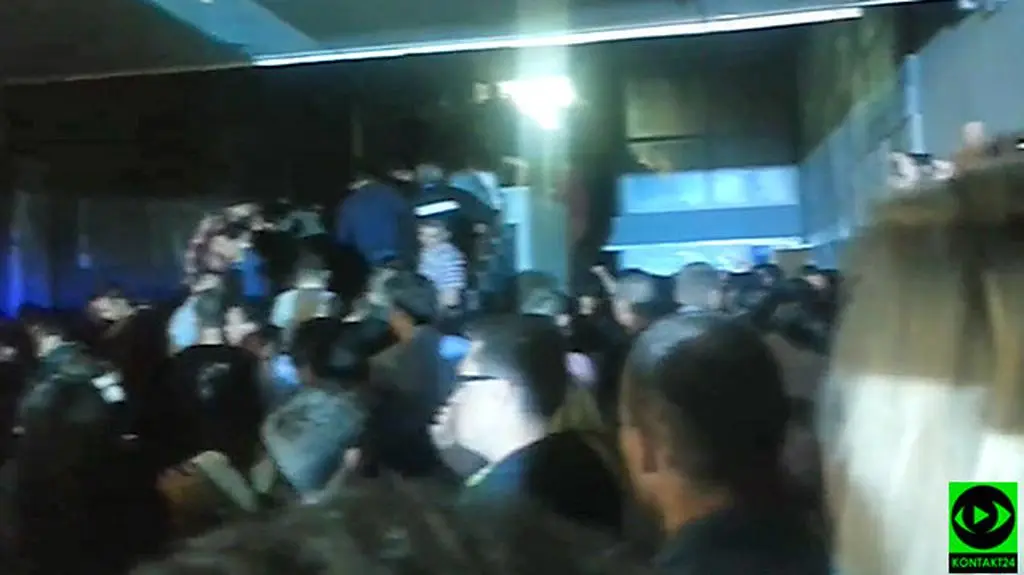 Tłum studentów krzyki i komunikaty DJ-a: zróbcie przejście