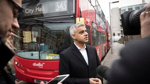 Burmistrz Londynu pozwolił na przekazanie Ukrainie starych samochodów. Wcześniej to blokował