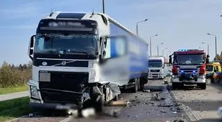 Samochód zderzył się z ciężarówką 