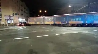 Nocny transport tramwajów Hyundaia do Warszawy