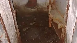 Zdewastowane przejście do wyjścia zapasowego w obiekcie na terenie gminy Wałbrzycha