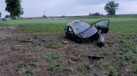 Samochód wyrzuciło w powietrze i uderzył w drzewo