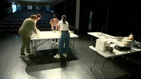 Ukrainki lepią chinkali w teatrze