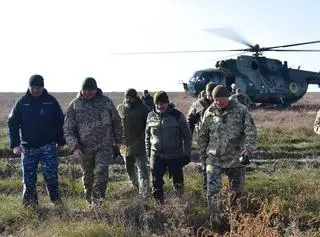 Szef ministerstwa obrony Ołeksij Reznyk (w środku) kontroluje sytuację na wschodniej i południowej granicy Ukrainy 