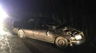 Auto ma zniszczony przód i wgniecioną szybę