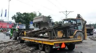 Na skrzyżowaniu wymieniane są tory tramwajowe