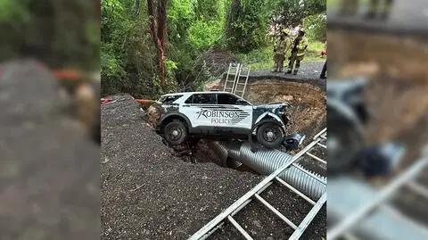 Policjant wpadł autem do dziury w drodze