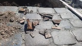 W rozkopie znajdowane są cegły, ale także fragmenty kości zwierząt i glinianych naczyń
