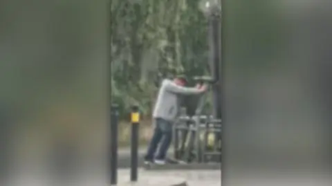 Upatrzył sobie drogowe barierki i próbował je wyrwać. "Chciał je sprzedać w punkcie skupu złomu"