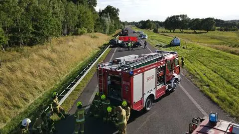 Czołowe zderzenie na prostym odcinku drogi. Zginęły cztery osoby, w tym dziecko. Śledztwo prokuratury 