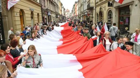 01.05.2018 | Najdłuższa największa najwyżej zawieszona. Polacy biorą swoją flagę w ręce i biją rekordy