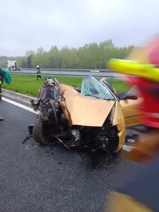 Zderzenie osobówki z ciężarówką na A4