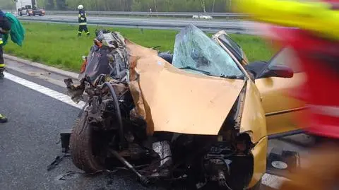 Uderzył w tył ciężarówki, z jego auta wypadł silnik. 22-latek w stanie krytycznym w szpitalu 