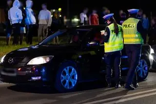 Nielegalny zlot fanów motoryzacji w Komornikach pod Poznaniem