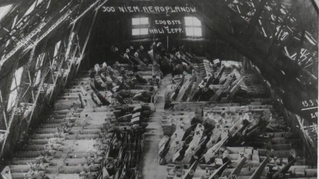 Samoloty zdobyte w hali Zeppelinów w 1919 r