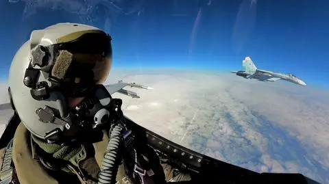 Rosyjski Su-27 widziany z kabiny rumuńskiego F-16 