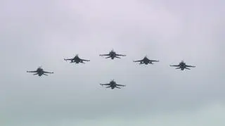 Przelot myśliwców Mig-29, Su-22 i F-16