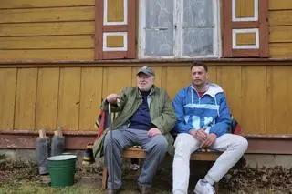 Jan Nowicki i Bartłomiej Małachowski w "Życie w błocie się złoci" w reżyserii Piotra Kujawińskiego