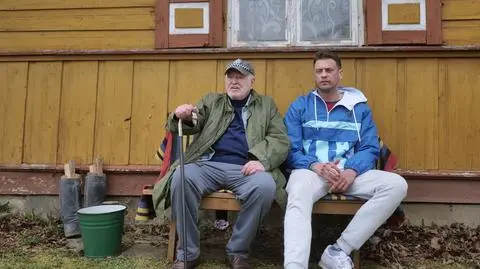 Jan Nowicki i Bartłomiej Małachowski w "Życie w błocie się złoci" w reżyserii Piotra Kujawińskiego