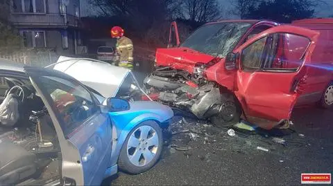 Dwaj kierowcy zginęli w czołowym zderzeniu aut w Porębie k. Zawiercia
