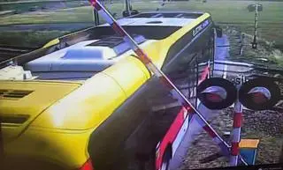 Autobus znalazł się na przejeździe między rogatkami, zdjęcie z lipca 2025 roku