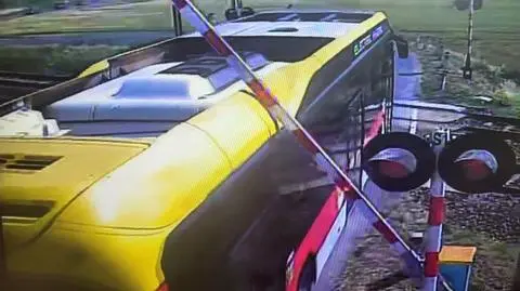 Autobus znalazł się na przejeździe między rogatkami