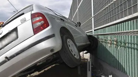 Kierowca wjechał w ekran dźwiękochłonny i zawisł na nim