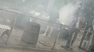 Kierowca wpadł w poślizg i wjechał na torowisko obok przystanku