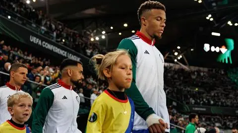 Legia chce przypieczętować awans. Polski napastnik rywali ma inny plan