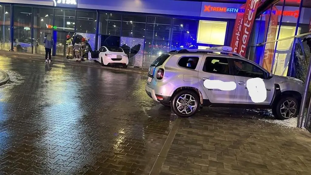Samochody uderzyły w centrum handlowe