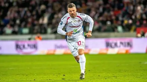 Podolski powinien dostać dwie czerwone kartki. "Chamskie, bandyckie zachowanie"