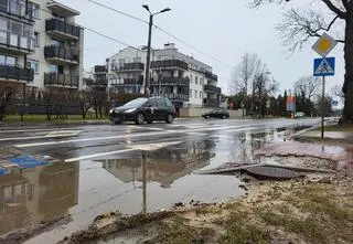 Białołęcka po deszczu zmienia się w rozlewisko. Co z remontem?
