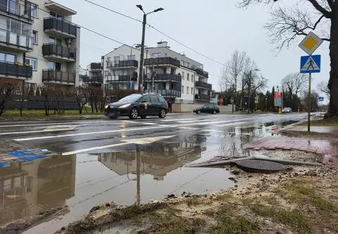 Białołęcka po deszczu zmienia się w rozlewisko. Co z remontem?