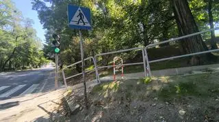 Po remoncie na skarpie zostawiono jeden z betonowych bloczków