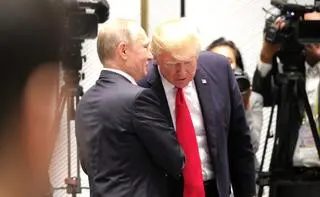 Władimir Putin i Donald Trump podczas spotkania w Wietnamie w 2017 roku