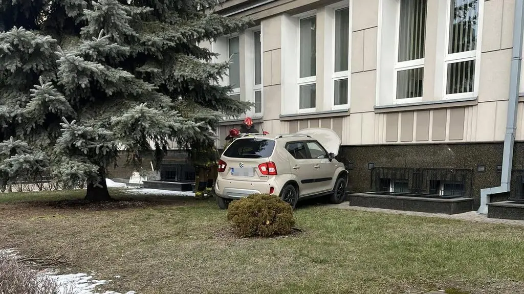 78-latka wjechała w budynek sądu 